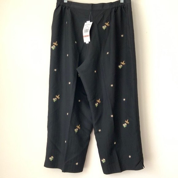 Alfred Dunner Capri Women Size 12 Black Novelty Embroidered Pusher Pants - Picture 2 of 11